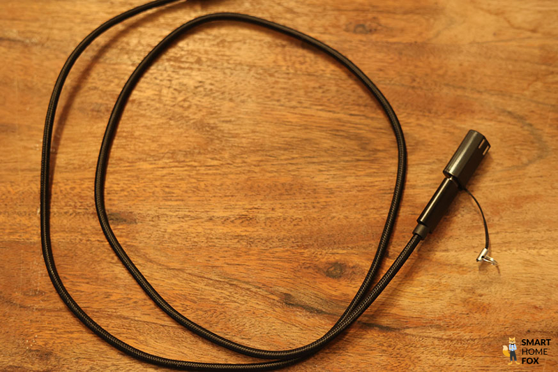 Man sieht das Ladekabel des Circular Rings.